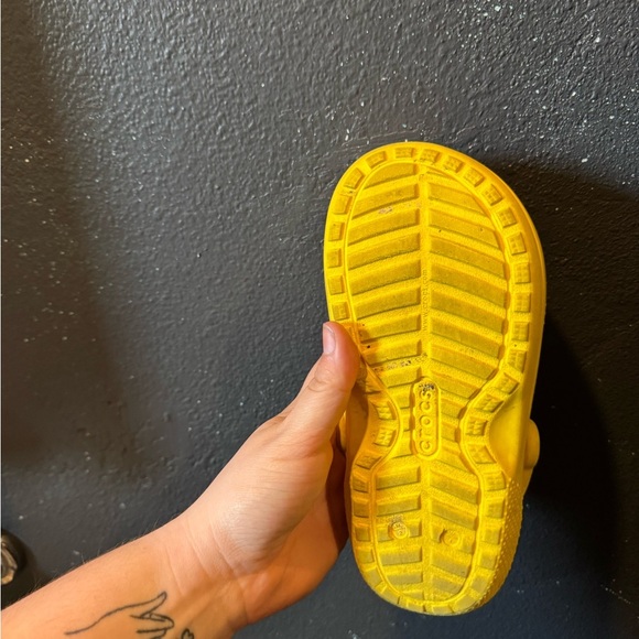 Crocs Yellow Casual Clogs with Fuzzy Liner Size 2 - Picture 9 of 10